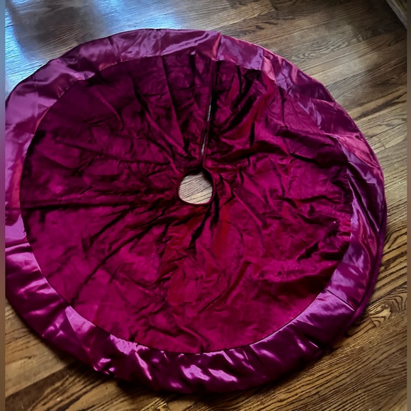 Red Velvet and Satin Tree Skirt Wondershop - Picture 3 of 6